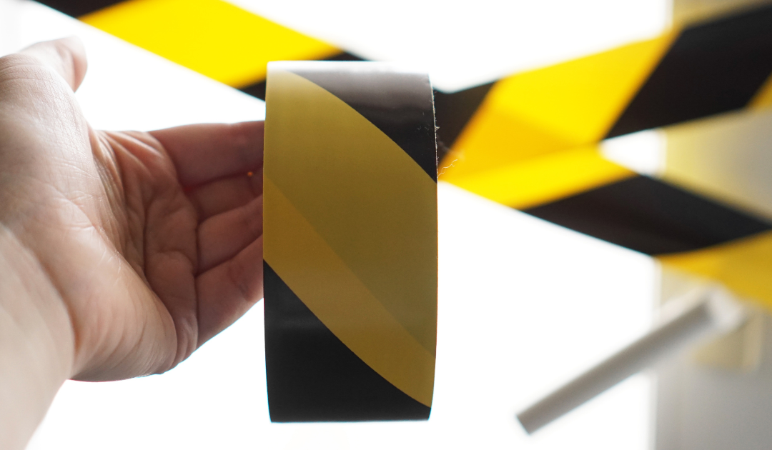 Ruban de signalisation industrielle : garantir la sécurité sur site.